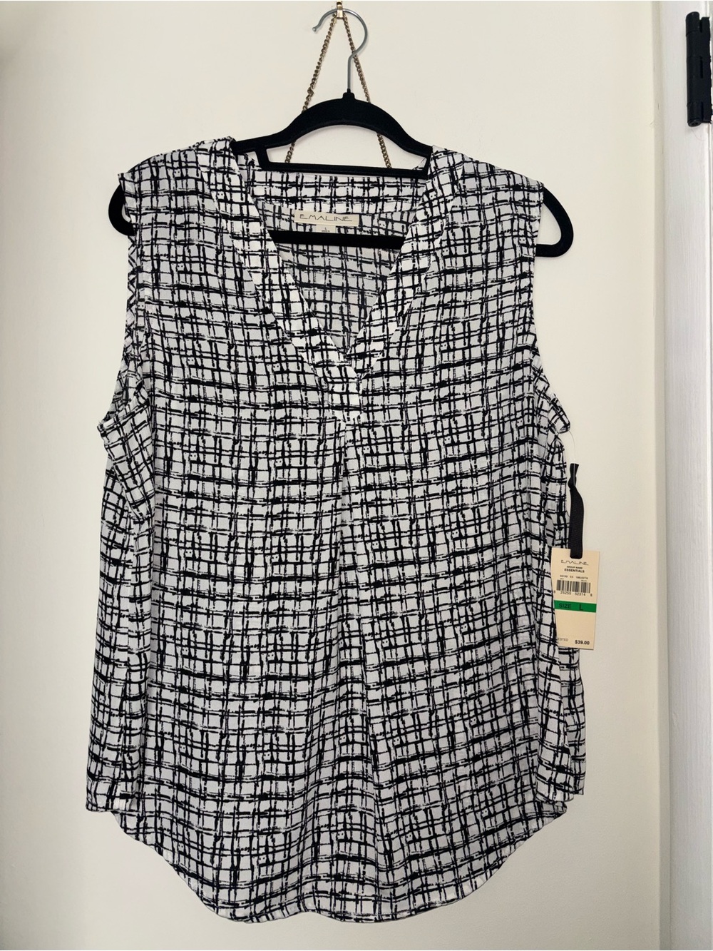 Sleeveless V-Neck Grid-Print Camisole in Black & White